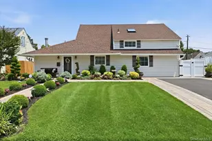 45 Cottonwood Ln, Westbury, NY 11590 - Photo 2