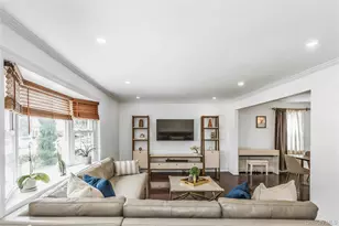 625 S 10th St, New Hyde Park, NY 11040 - Photo 2