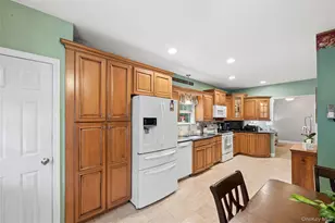 36 Champlin St, Ronkonkoma, NY 11779 - Photo 6