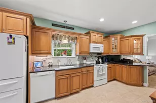 36 Champlin St, Ronkonkoma, NY 11779 - Photo 2