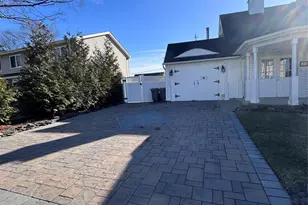 37 Spray Ln, Hicksville, NY 11801 - Photo 20
