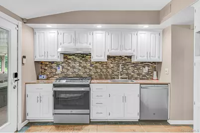 6 Mayflower Lane, East Setauket, NY 11733 - Photo 8