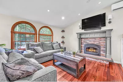 6 Mayflower Lane, East Setauket, NY 11733 - Photo 4