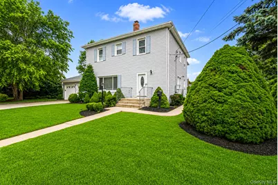527 Milligan Lane, West Islip, NY 11795 - Photo 2