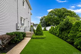 527 Milligan Ln, West Islip, NY 11795 - Photo 4