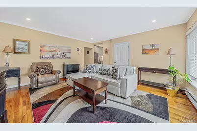527 Milligan Lane, West Islip, NY 11795 - Photo 8