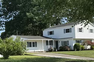 9 College Hills Dr, Farmingville, NY 11738 - Photo 2