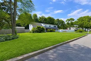 30 Hackberry Ln, Holbrook, NY 11741 - Photo 2