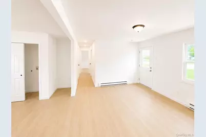 818 Meade Avenue, Bellport, NY 11713 - Photo 4