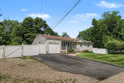 46 Oakland Avenue, Central Islip, NY 11722 - Photo 2