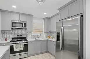46 Oakland Ave, Central Islip, NY 11722 - Photo 14