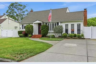 246 29th Street, Lindenhurst, NY 11757 - Photo 2