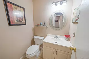 113 Laurel Ln, Wantagh, NY 11793 - Photo 12
