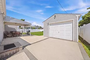 37 Gun Ln, Levittown, NY 11756 - Photo 8