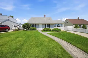 37 Gun Ln, Levittown, NY 11756 - Photo 2