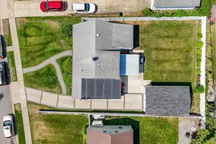 37 Gun Ln, Levittown, NY 11756 - Photo 2