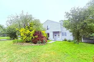 523 Hellwig Ln, West Islip, NY 11795 - Photo 2
