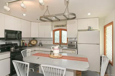 18 Wheelbarrow Lane, Wantagh, NY 11793 - Photo 10
