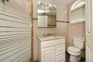 18 Wheelbarrow Ln, Wantagh, NY 11793 - Photo 16