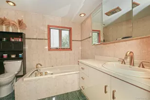 18 Wheelbarrow Ln, Wantagh, NY 11793 - Photo 8
