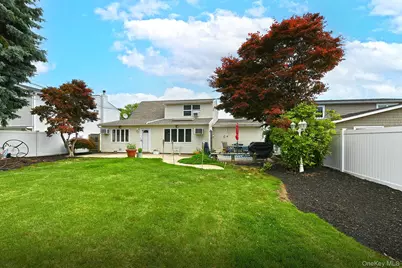 18 Wheelbarrow Lane, Wantagh, NY 11793 - Photo 18