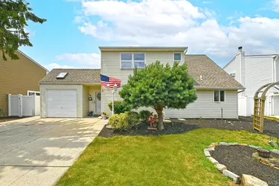 18 Wheelbarrow Lane, Wantagh, NY 11793 - Photo 2