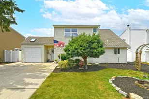 18 Wheelbarrow Ln, Wantagh, NY 11793 - Photo 2