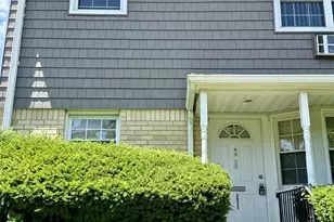 3922 Wilshire Ln, Oakdale, NY 11796 - Photo 2