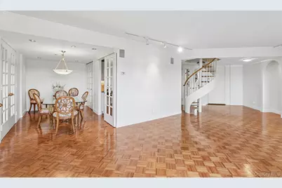 100 Hilton Avenue #907, Garden City, NY 11530 - Photo 6
