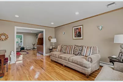 91 Macgregor Avenue, Roslyn Heights, NY 11577 - Photo 12