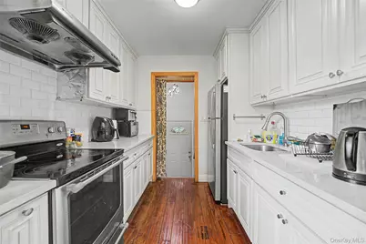 100 Memphis Avenue, Floral Park, NY 11001 - Photo 10