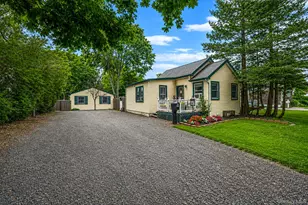 36 Rosalie Pl, Patchogue, NY 11772 - Photo 2