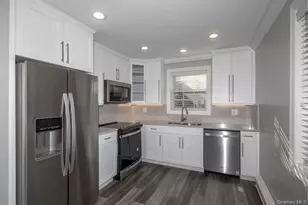 75 Lamplighter Ln, Massapequa, NY 11758 - Photo 2