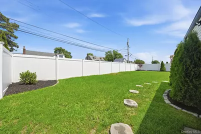 91 Doges Prom, Lindenhurst, NY 11757 - Photo 16