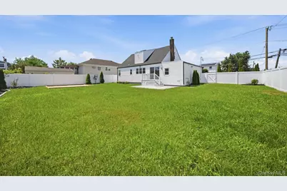 91 Doges Prom, Lindenhurst, NY 11757 - Photo 18