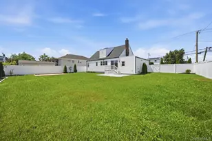 91 Doges Prom, Lindenhurst, NY 11757 - Photo 18