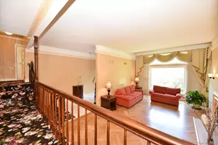 13 Vista Dr, Great Neck, NY 11021 - Photo 10