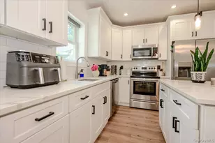 35 Rose St, Hauppauge, NY 11788 - Photo 8