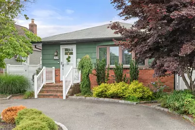 219 Venetian Boulevard, Lindenhurst, NY 11757 - Photo 2