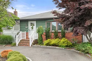 219 Venetian Blvd, Lindenhurst, NY 11757 - Photo 2