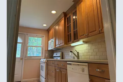 87 Parkway Drive, Westbury, NY 11590 - Photo 6