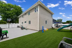 330 Granada Pkwy, Lindenhurst, NY 11757 - Photo 34
