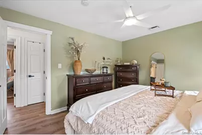 330 Granada Parkway, Lindenhurst, NY 11757 - Photo 16