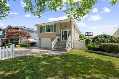 330 Granada Parkway, Lindenhurst, NY 11757 - Photo 2