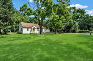 33 Laurel Dr, Smithtown, NY 11787 - Photo 2