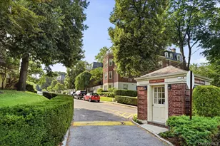 7 Chateaux Cir, Scarsdale, NY 10583 - Photo 2