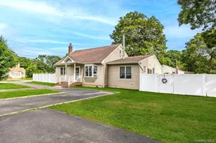 14 Tudor Rd, Shirley, NY 11967 - Photo 2