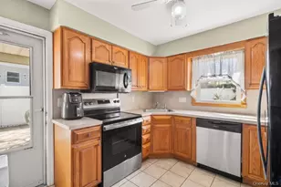4 Erlwein Ct, Massapequa, NY 11758 - Photo 2