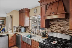 547 Sunnybrook Dr, Oceanside, NY 11572 - Photo 4