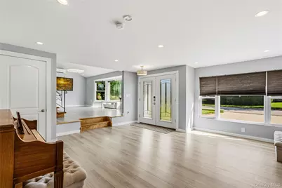 31 Sutton Hill Lane, Manhasset Hills, NY 11040 - Photo 6